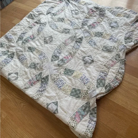 80x80 Gorgeous Vintage Double Wedding Ring Quilt - Needs Repair/Has a Few Stains - Picture 5 of 8